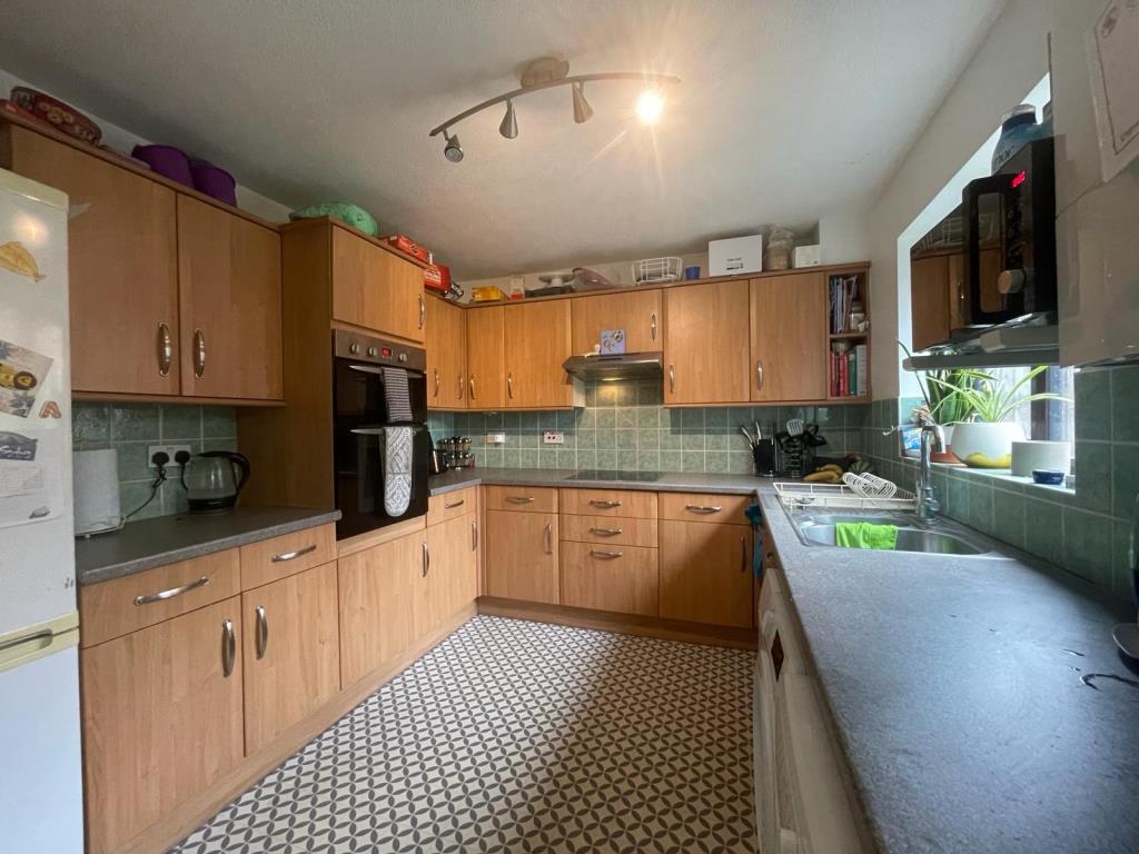 Lot: 4 - THREE-BEDROOM SEMI-DETACHED HOUSE FOR INVESTMENT - Kitchen with fitted units